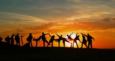 Quelle: Pexels/Pixabay, https://www.pexels.com/photo/silhouette-of-people-during-golden-hour-207896/ Gruppe springt im Gegenlicht der Sonne nach oben